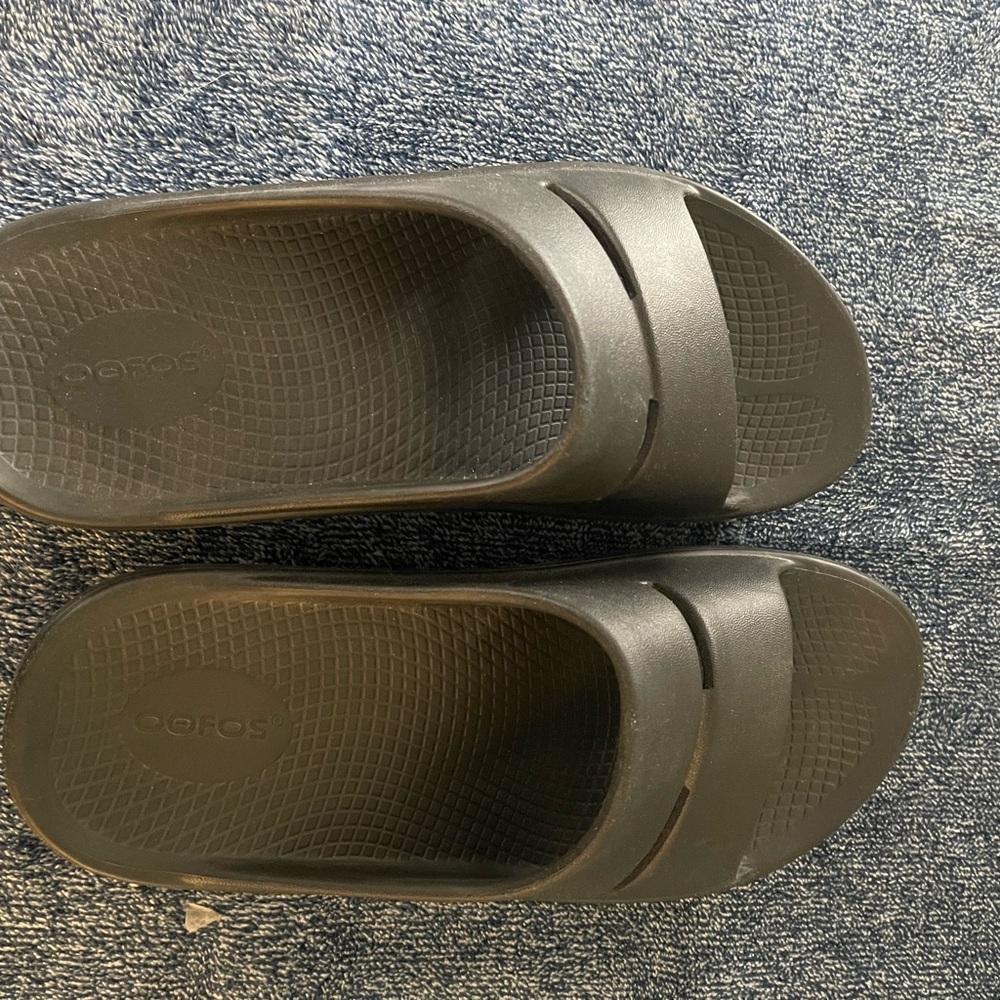 OOFOS Charcoal Slide Sandals